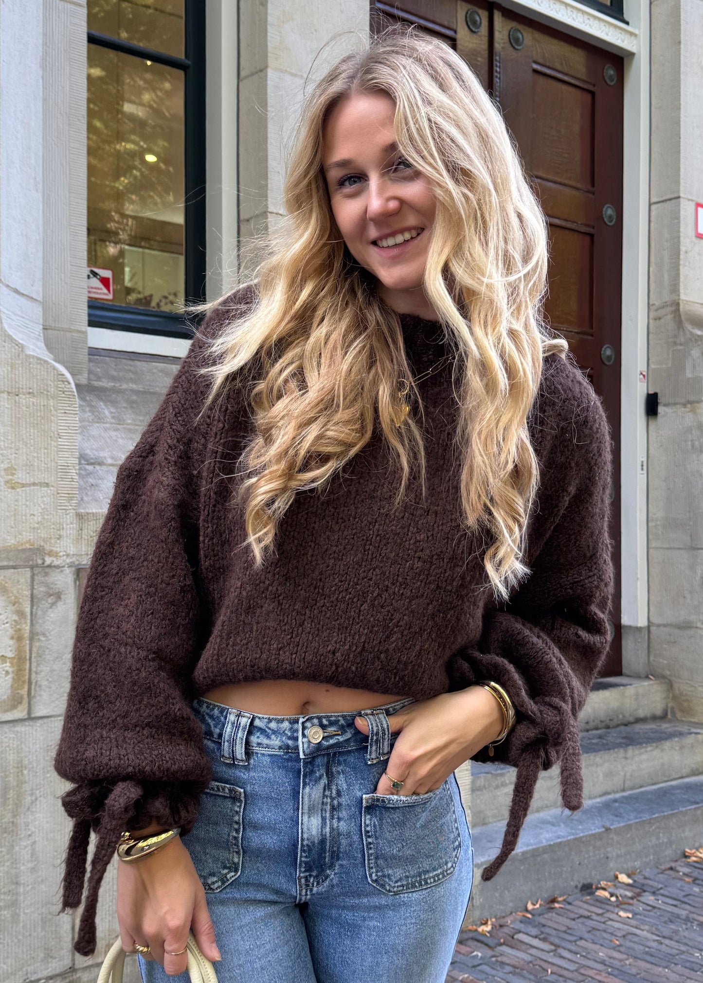 'STAY WITH ME' KNIT MET STRIKJES BIJ DE POLS - BRUIN