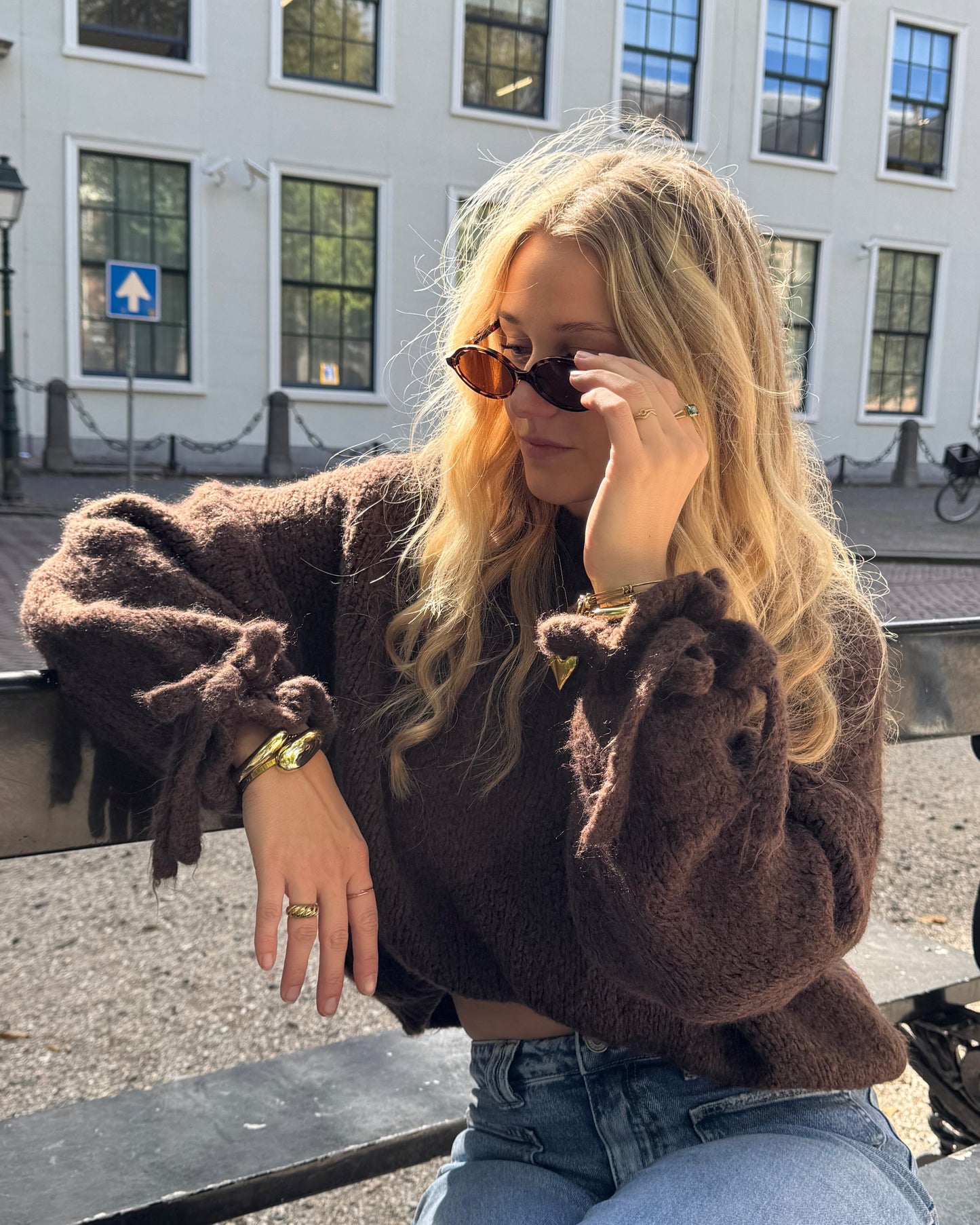 'STAY WITH ME' KNIT MET STRIKJES BIJ DE POLS - BRUIN