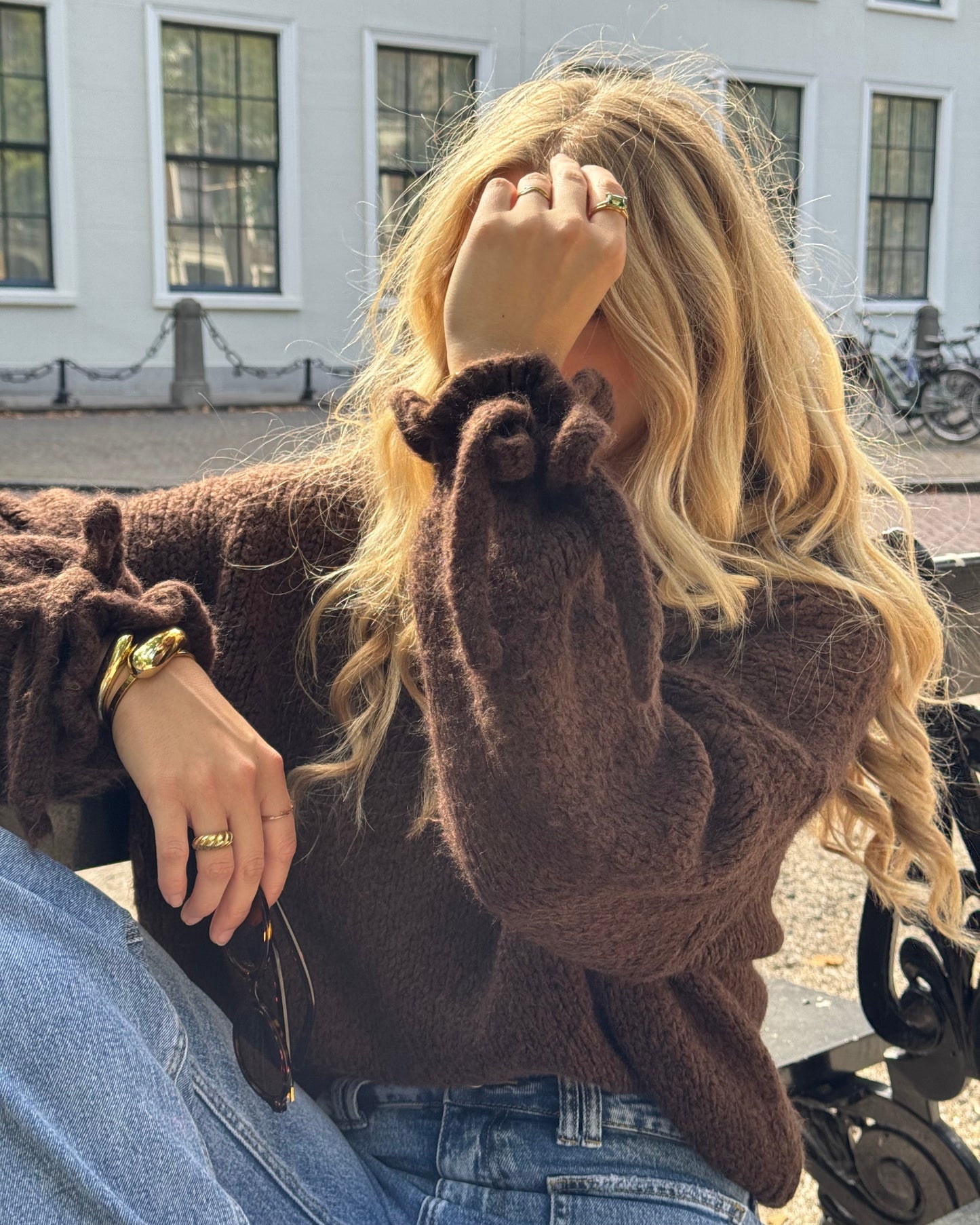 'STAY WITH ME' KNIT MET STRIKJES BIJ DE POLS - BRUIN