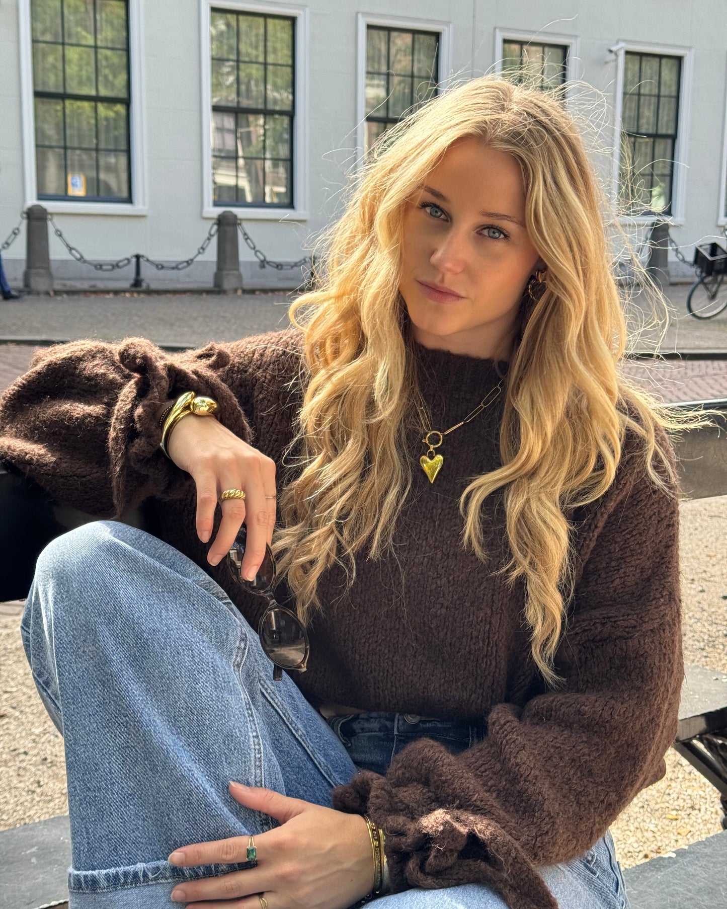 'STAY WITH ME' KNIT MET STRIKJES BIJ DE POLS - BRUIN
