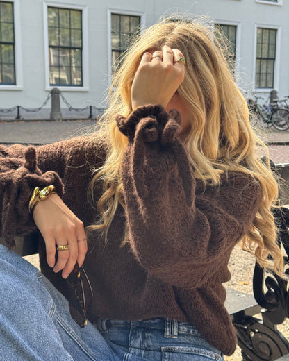 'STAY WITH ME' KNIT MET STRIKJES BIJ DE POLS - BRUIN