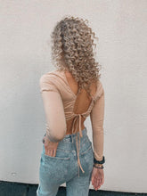 Afbeelding in Gallery-weergave laden, CROPPED TOP MET OPEN RUG - BEIGE
